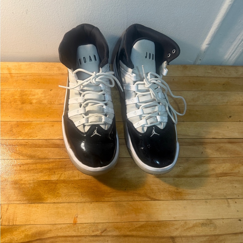 Jordan Max Aura Black and White High-Tops